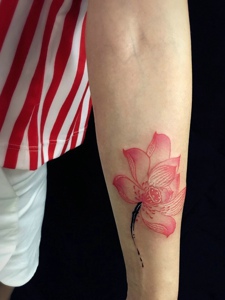 手腕一朵让人着迷的莲花纹身刺青