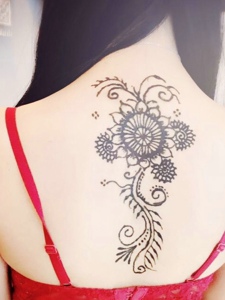 高贵女生脊椎部时尚海娜纹身图案