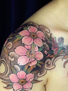 香肩上的漂亮花朵纹身图案