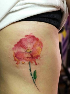 侧腰部一朵鲜艳亮丽的花朵纹身刺青