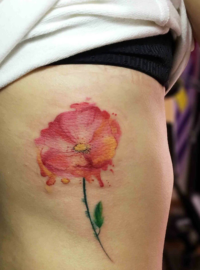 点击大图看下一张：侧腰部一朵鲜艳亮丽的花朵纹身刺青