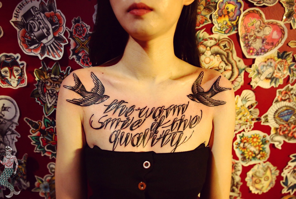 点击大图看下一张：花体英文字母与小燕子一起的纹身图案