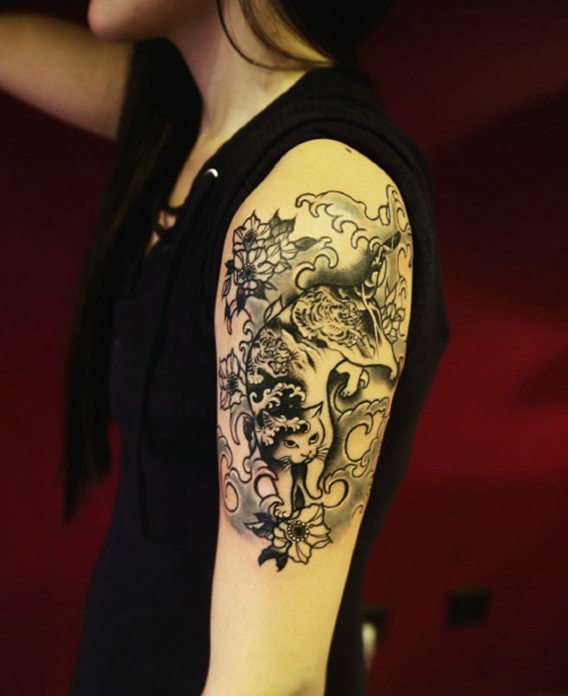 点击大图看下一张：日式花猫与波浪的花臂纹身图案