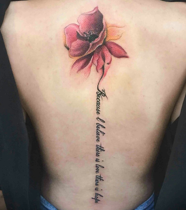 点击大图看下一张：英文与花朵一起的脊椎部纹身刺青