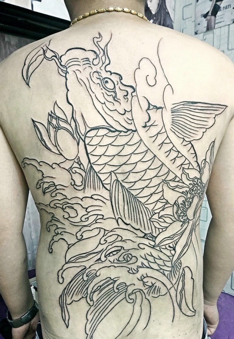 点击大图看下一张：满背线条大鲤鱼纹身图案即将完成