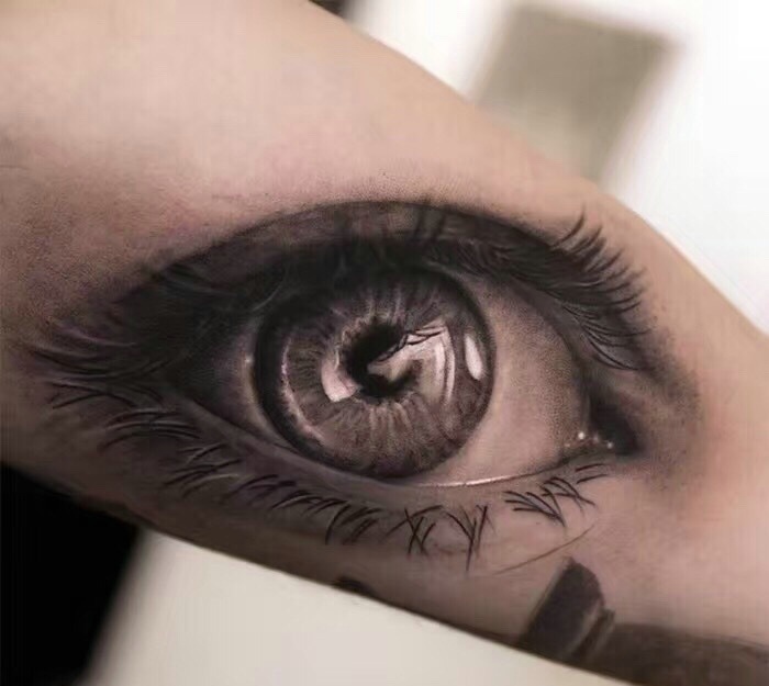 点击大图看下一张：让人眼前一亮的手臂3d眼球纹身图案