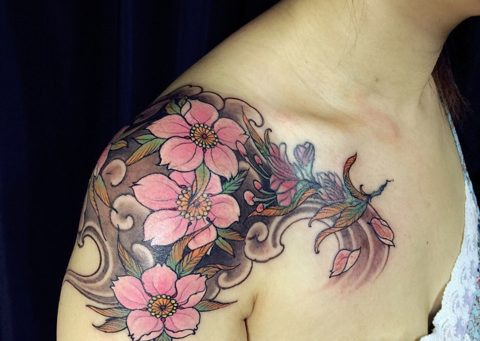 点击大图看下一张：香肩上的漂亮花朵纹身图案