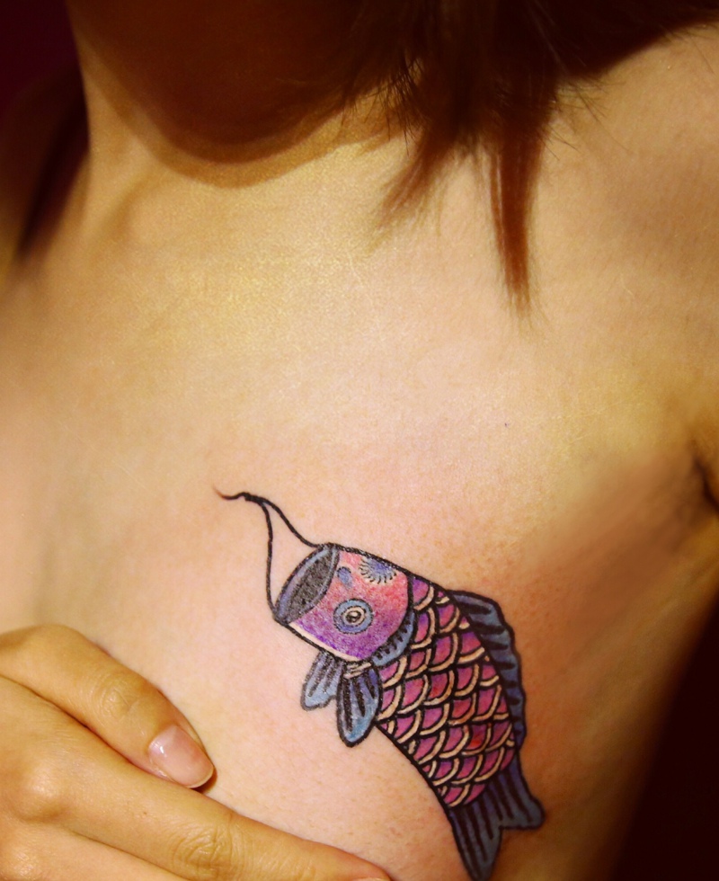 点击大图看下一张：胸口个性迷你鲤鱼纹身刺青