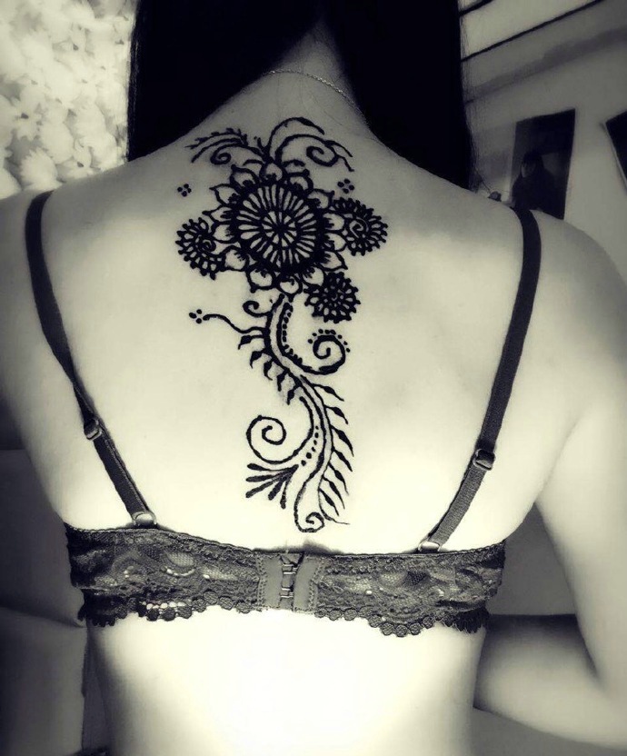 点击大图看下一张：高贵女生脊椎部时尚海娜纹身图案