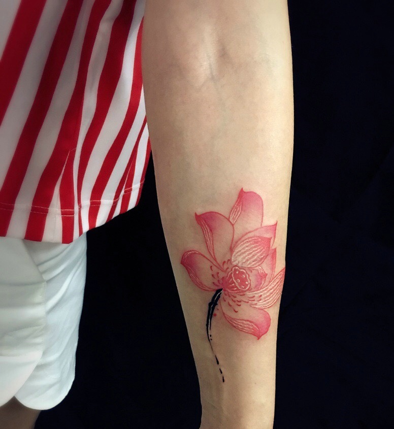 点击大图看下一张：手腕一朵让人着迷的莲花纹身刺青