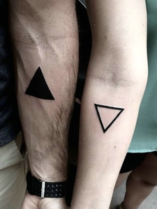 小情侣手臂几何三角形纹身刺青