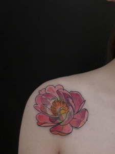 皮肤嫩白的香肩下花朵纹身图案