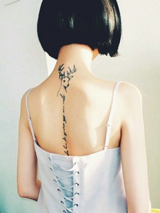 短发女孩脊椎部个性的英文纹身刺青