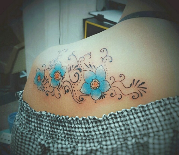 点击大图看下一张：半露香肩的女孩小清新花朵纹身图案