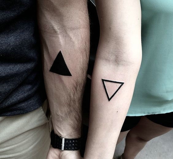 点击大图看下一张：小情侣手臂几何三角形纹身刺青