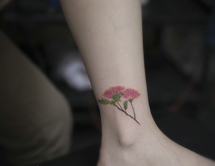 点击大图看下一张：一组唯美小清新花朵纹身图案很性感
