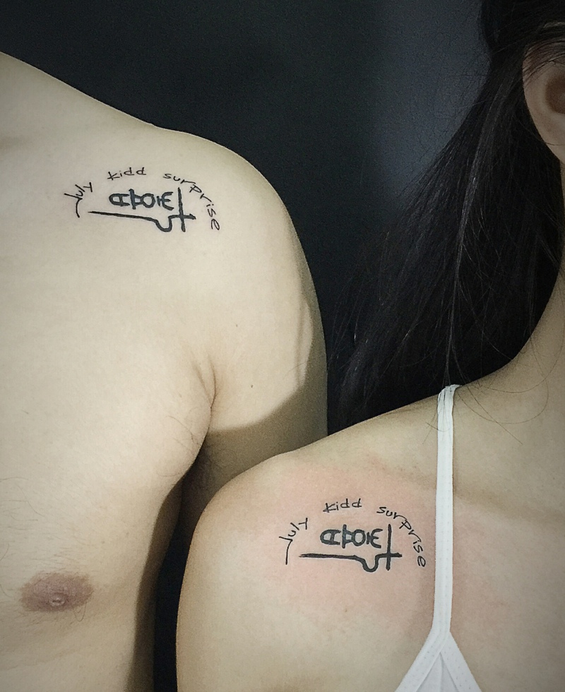 点击大图看下一张：90后小情侣肩膀下的个性纹身图案