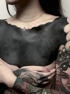 女孩满身纹身与花臂花旦纹身结合在一起