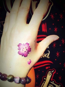 手背一朵鲜红的小花朵纹身刺青