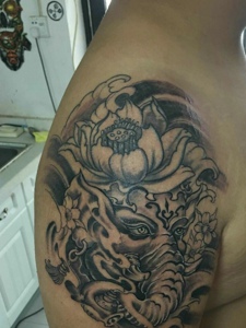 莲花与象神结合的大臂纹身图片