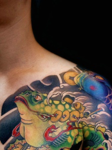 鲤鱼与青蛙结合的彩色半甲纹身图案
