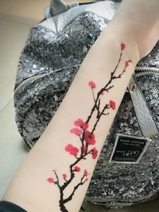 清晰且靓丽的手腕梅花纹身刺青