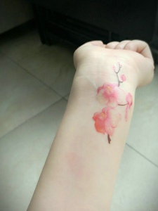 手腕上的小清新樱花纹身刺青