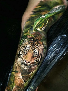腿部外侧丛林中的3d老虎纹身图案