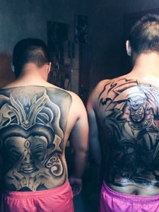 两款不同图案的满背纹身刺青