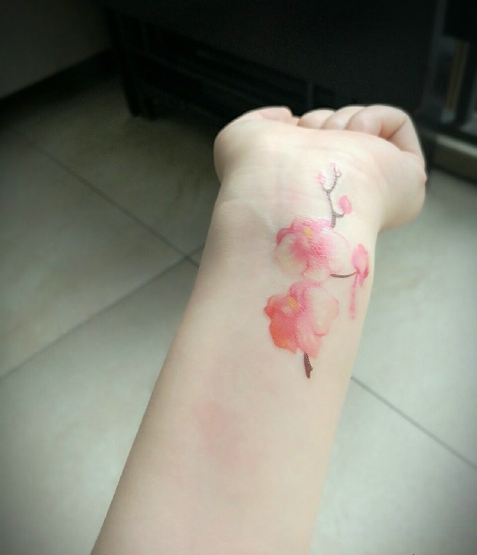 点击大图看下一张：手腕上的小清新樱花纹身刺青