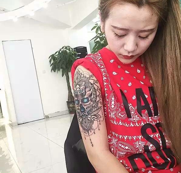 点击大图看下一张：红衣女孩的手臂个性图腾纹身图片