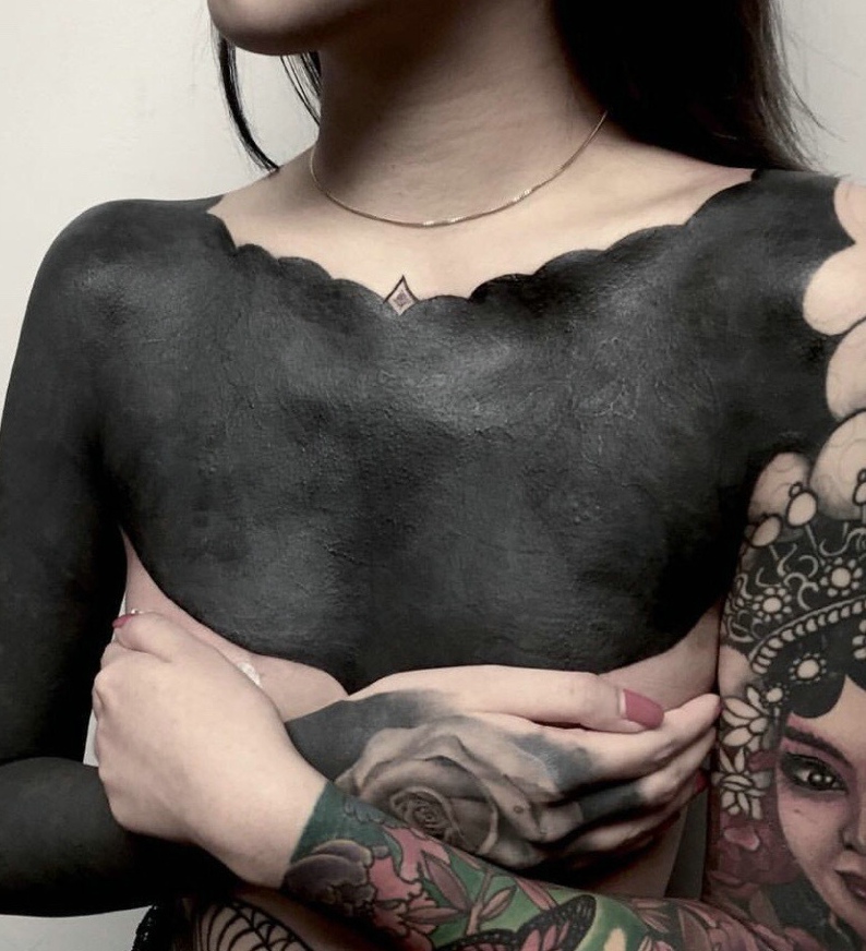 点击大图看下一张：女孩满身纹身与花臂花旦纹身结合在一起