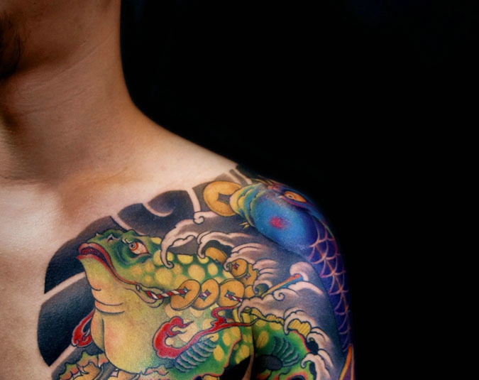 点击大图看下一张：鲤鱼与青蛙结合的彩色半甲纹身图案