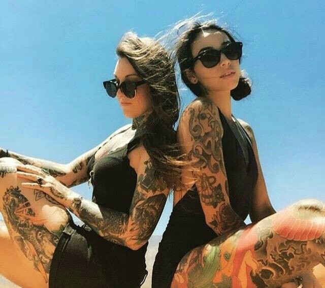 点击大图看下一张：时尚欧美姐妹花满身纹身刺青火辣释放