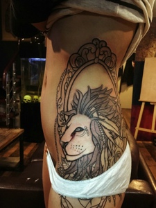 腰部到臀部的风格大狮子纹身图案