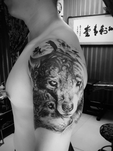 两条相依为命的狮子头花臂纹身刺青