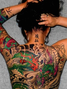 个性女孩满背七彩大邪龙纹身图案