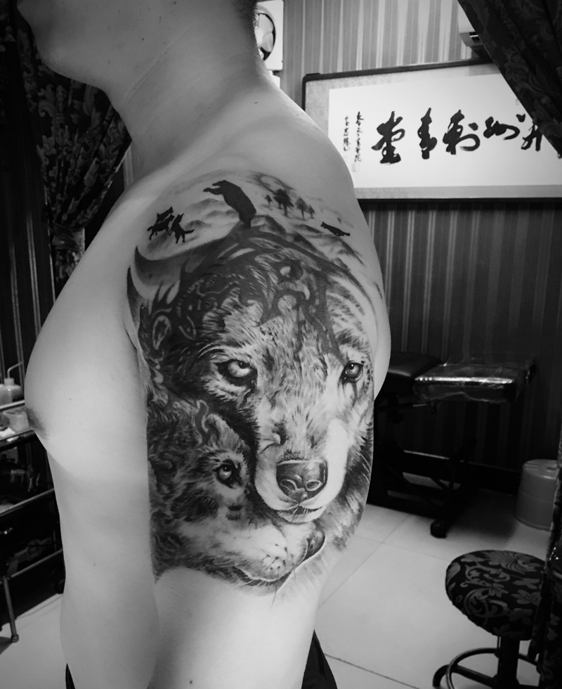 点击大图看下一张：两条相依为命的狮子头花臂纹身刺青