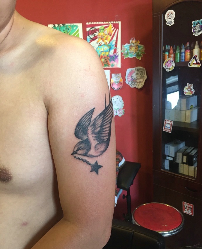 点击大图看下一张：大臂小燕子纹身图案