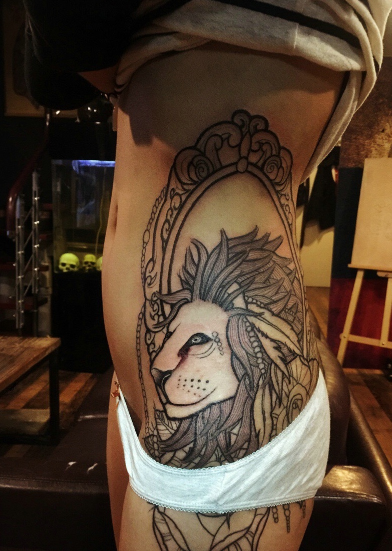 点击大图看下一张：腰部到臀部的风格大狮子纹身图案