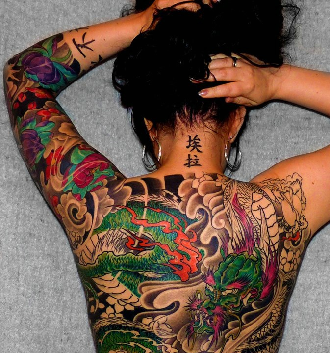 点击大图看下一张：个性女孩满背七彩大邪龙纹身图案