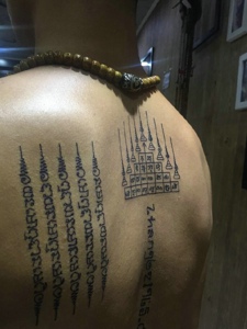 个性独特的后背泰国幸运符纹身刺青