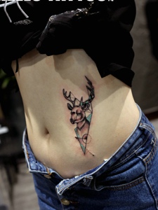 肚脐边上的几何小鹿纹身刺青很可爱