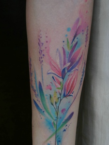 手臂五彩缤纷的花朵纹身刺青