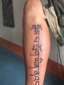 小腿外侧简单的梵文纹身刺青