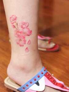 裸脚小清新樱花纹身图案