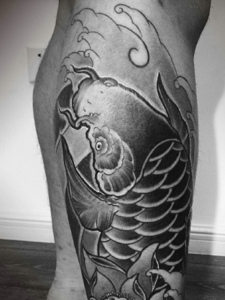 传统黑白鲤鱼包小腿纹身图案
