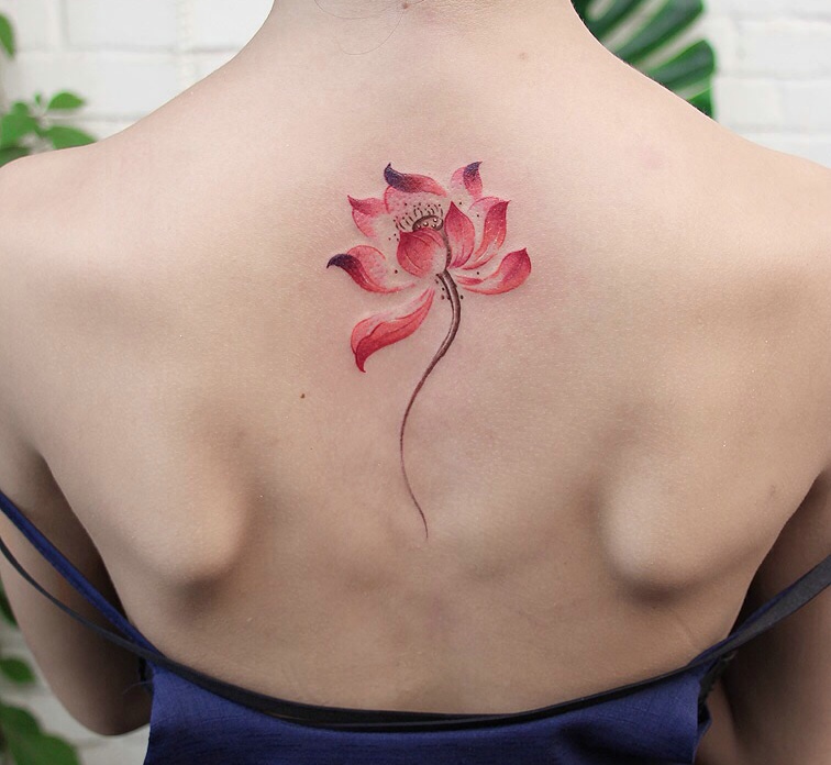 点击大图看下一张：脊椎部的荷花纹身刺青非常诱人