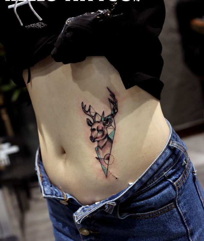 点击大图看下一张：肚脐边上的几何小鹿纹身刺青很可爱