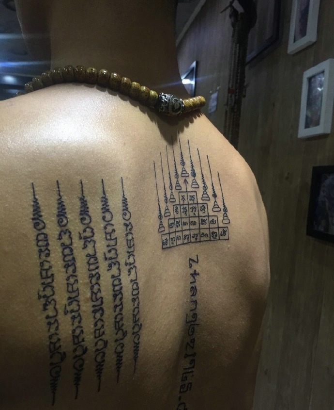 点击大图看下一张：个性独特的后背泰国幸运符纹身刺青